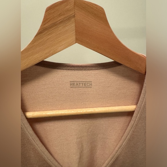 Uniqlo Heattech V-Neck T-Shirt - Picture 3 of 3